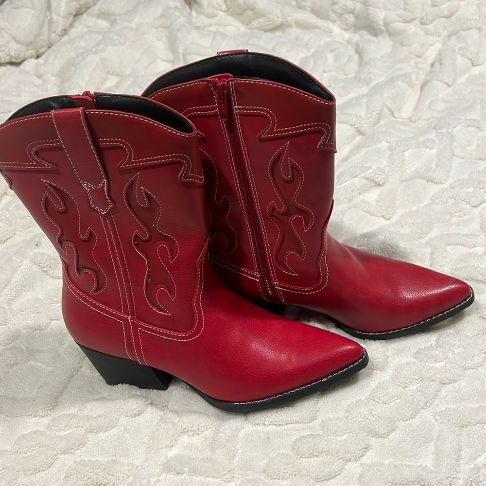 Cute red boots!! Wore twice last Christmas. Surprisingly comfortable and warm.